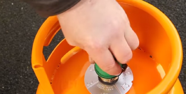 Colocación del tapón en la bombona vacía
